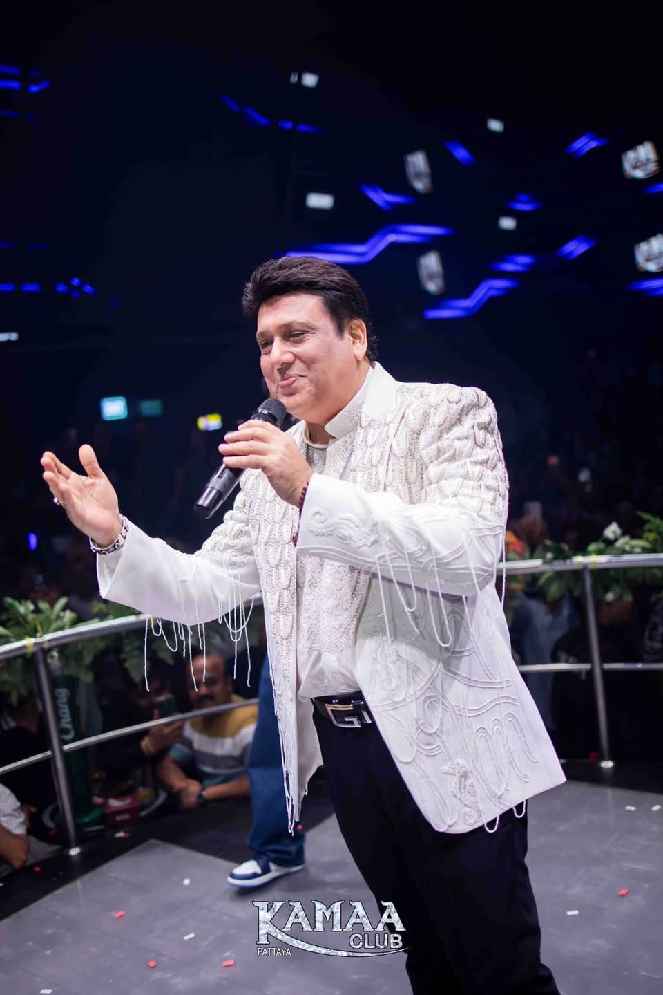 Guest performer in a white jacket singing on stage at Kamaa Club Pattaya