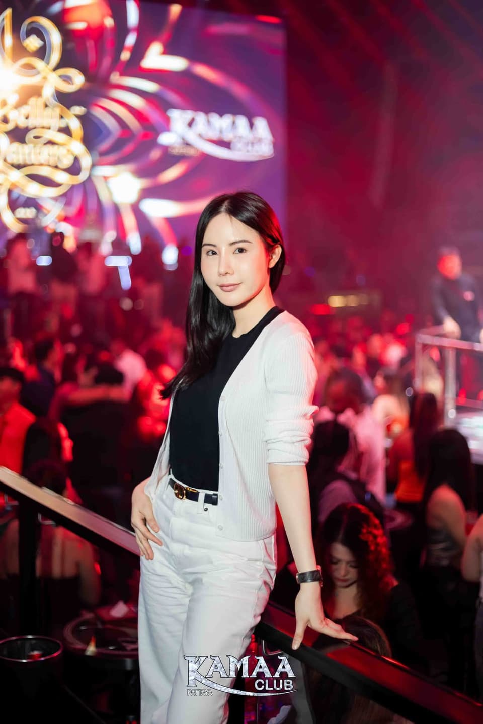 Guest in black and white in front of the LED stage at Kamaa Club Pattaya