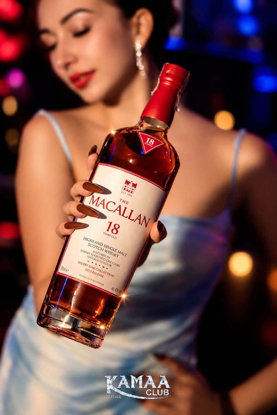 Guest presenting a bottle of Macallan 18 whisky at Kamaa Club Pattaya